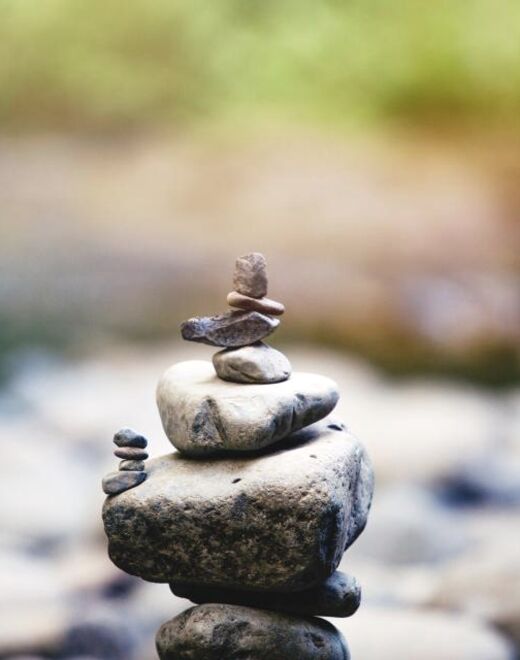 Piedras en equilibrio junto al agua