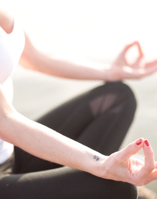 Manos en mudra durante una meditación guiada