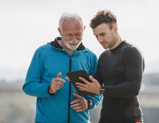 Profesional revisando la evaluación de un paciente en tablet