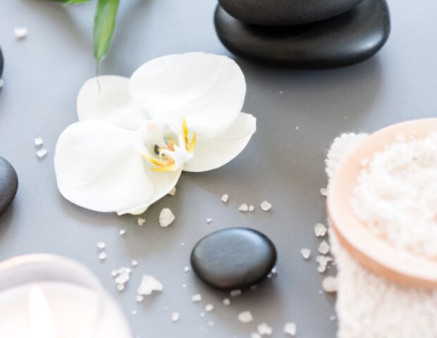 Piedras calientes, orquídea y sales para terapia