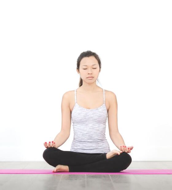 Mujer meditando en un espacio luminoso y silencioso